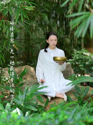 人生漫漫，只为寻一隅心安颂钵音疗、打坐冥想，与内在产生共鸣，由内到外放松专注当下，心静眠安